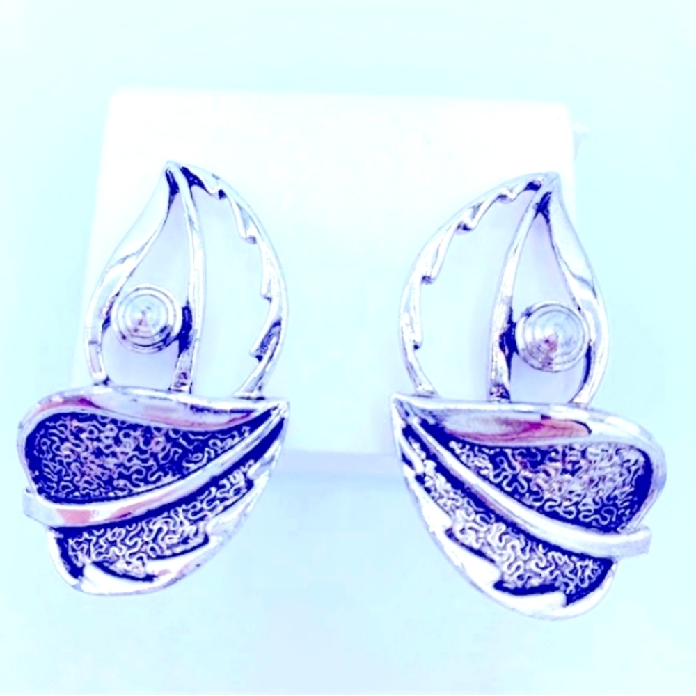 Vintage Sarah Coventry Retro Textured Leaf Silver Tone Clip On Earrings